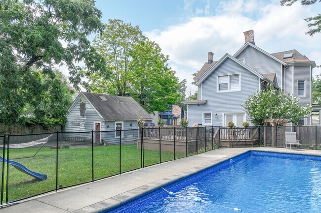 Building Photo - 139 W 4th Ave