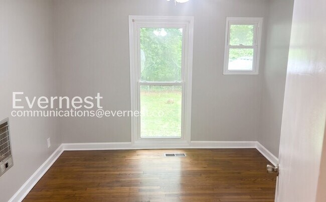 Building Photo - 4 Bed, 2 Bath Home with Fenced Yard / Pet-Friendly / Available Now!
