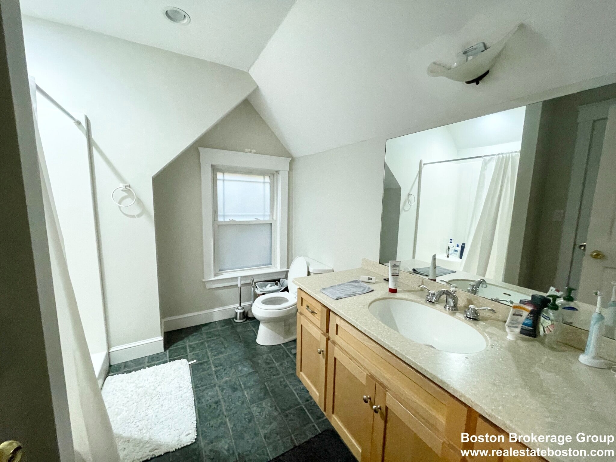 Building Photo - 27 Iroquois St