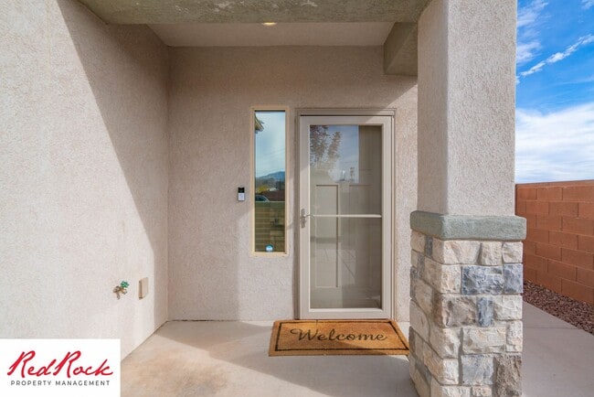 Building Photo - Beautiful townhome in desirable neighborho...