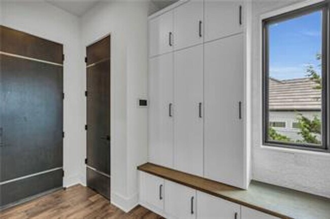 Building Photo - {5842} Luxury Rental in Forrest Ridge Esta...