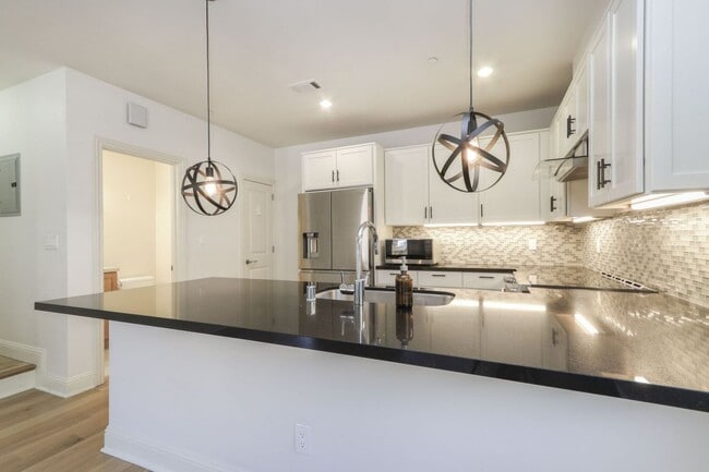 Building Photo - Open and Bright 2 bed/ 1.5 bath town-home ...