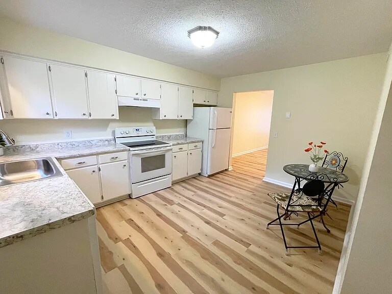 Building Photo - 4001 Lawing Dr