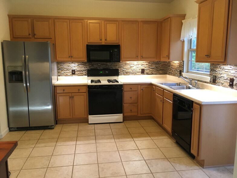 Building Photo - 2426 Rochester Rd