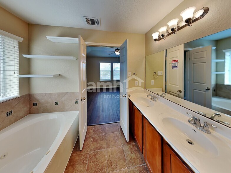 Building Photo - 5531 Southern Oaks
