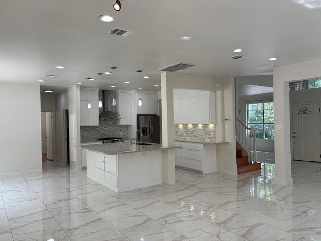 Building Photo - 7730 Lakewood Dr