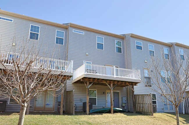 Building Photo - Move-in ready Townhome in Wenworth Green C...