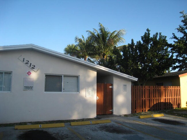 Building Photo - 1212 NE 5th Ave