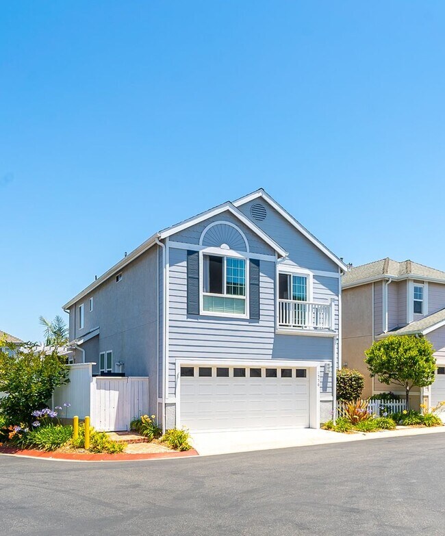 Building Photo - Quiet and Private 3 Bedroom Home in The Cape Community!