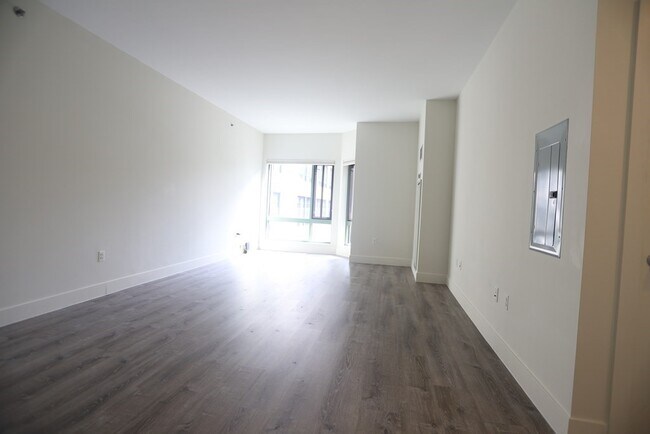 Building Photo - 24 2nd St