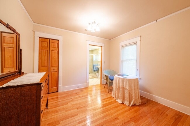 Building Photo - 6 Month Lease: 2 BED / 2.5 BATH HOUSE CLOS...