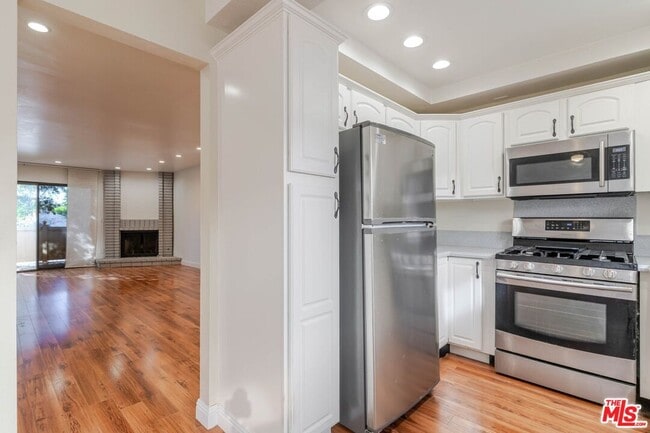 Building Photo - 13959 Victory Blvd