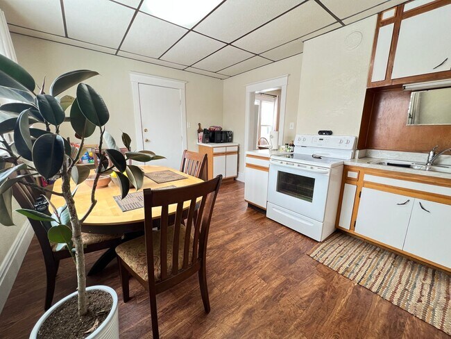 Building Photo - AVAILABLE AUGUST 1 - Spacious 3+ Bedroom Home