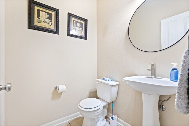 Building Photo - Charming Home Awaits: Spacious & Modern Living in a Prime Location