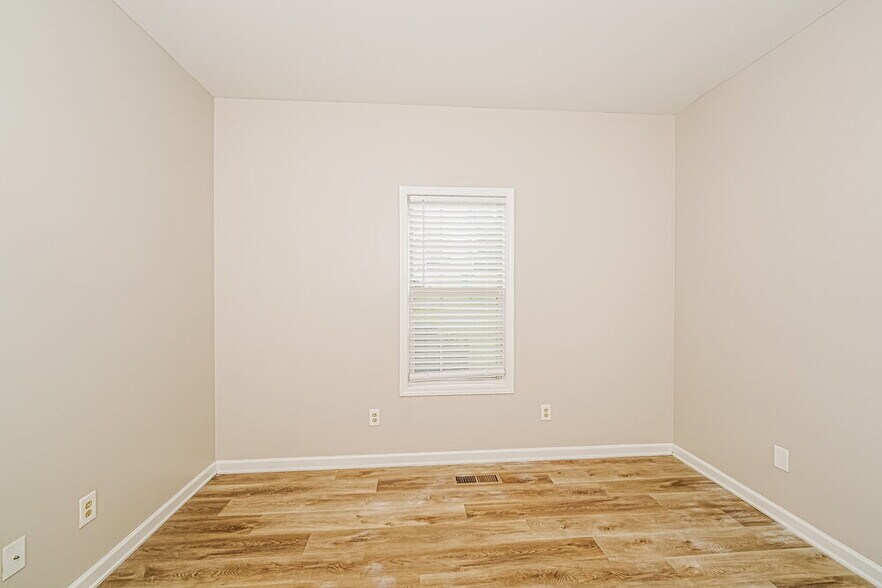 Building Photo - 310 Hidden Ridge Dr