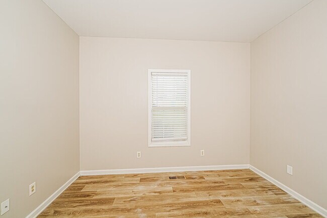 Building Photo - 310 Hidden Ridge Dr