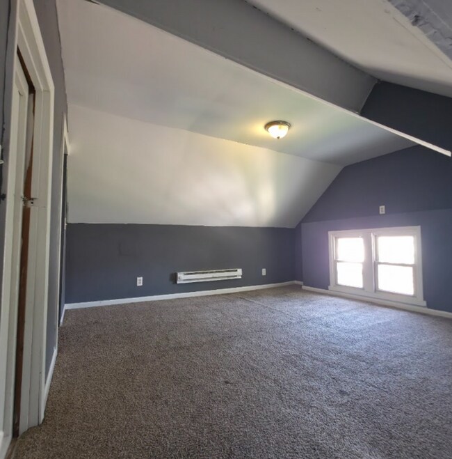 Building Photo - Single Family Home 3 beds 1.5 bath Available Now!