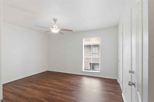 Building Photo - 11000 Kinghurst Dr