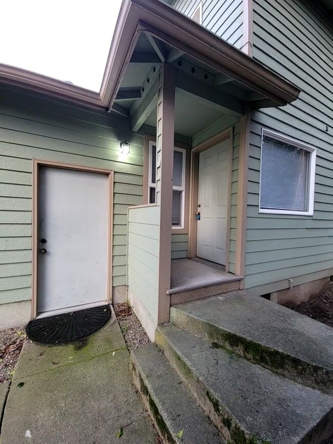 Building Photo - 2804 Pine Rd NE