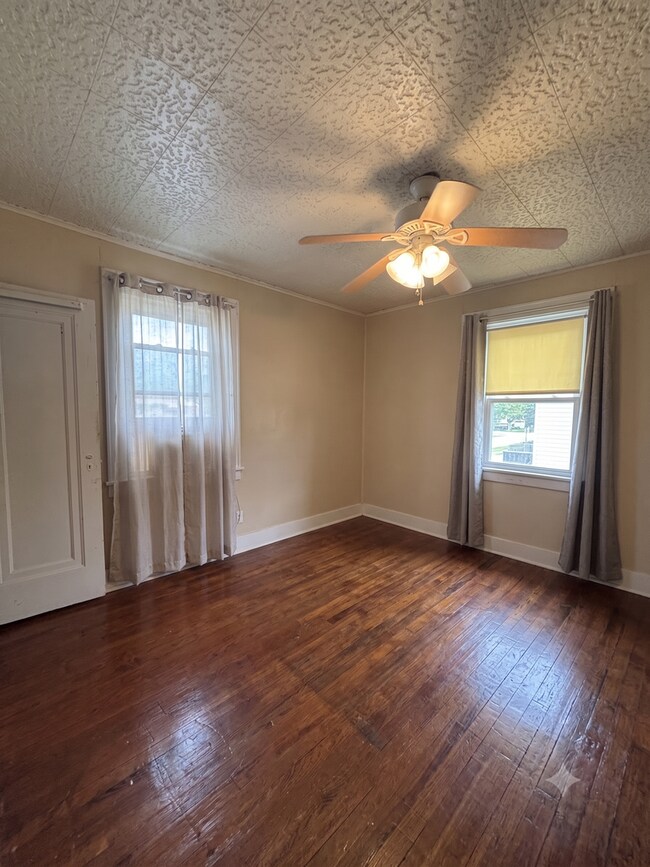 Building Photo - 4-Bedroom, 1-Bathroom Residence w/ Washer and Dryer