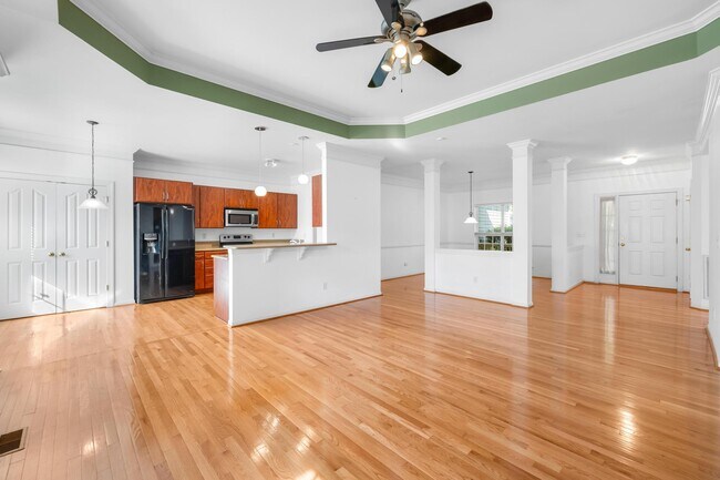 Building Photo - 8422 Bampton Dr