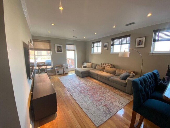 Primary Photo - 402 9th St