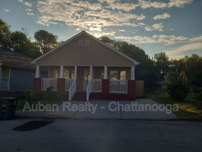 Building Photo - 730 N Holly St
