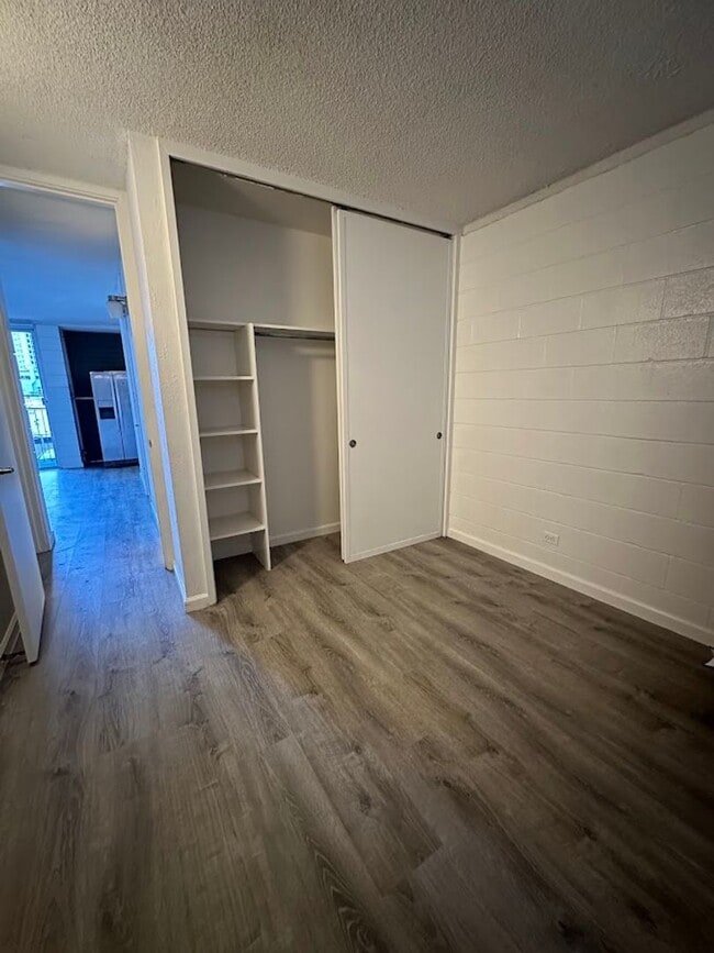 Building Photo - The Continental 2 bedroom, 1 bath, 1 assig...