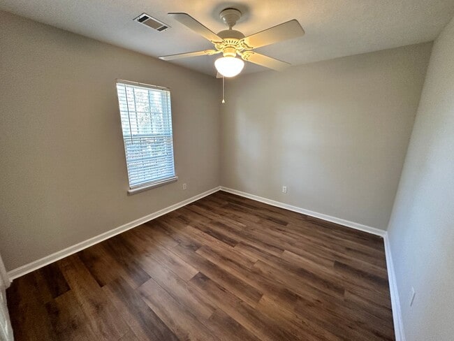 Building Photo - 4 bed 2 bath home with 2 car garage, covered patio, and fenced backyard