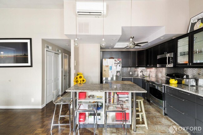 Building Photo - 148 Waverly Place