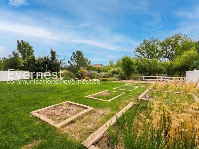 Building Photo - 4 Bed/2.5 Bath Home with Fenced Yard and Garage / Available Soon!