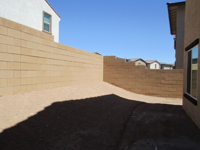 Building Photo - 420 Canary Song Dr