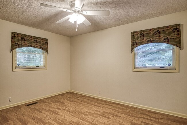 Building Photo - Central Hot Springs Village/Home/Unfurnished