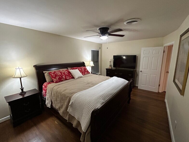 Building Photo - 3644 W Seminary Dr