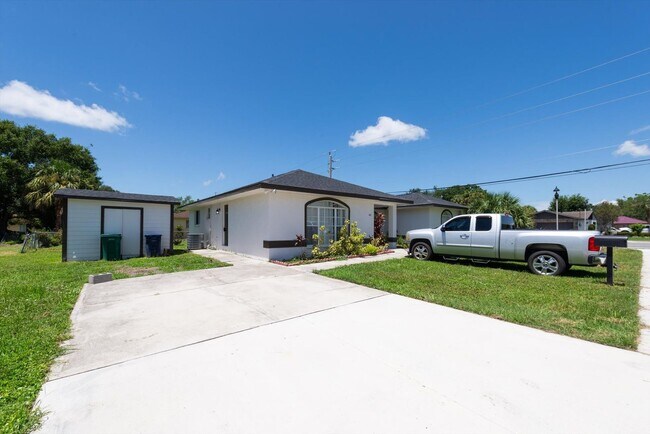 Building Photo - 1611 3rd Ave W