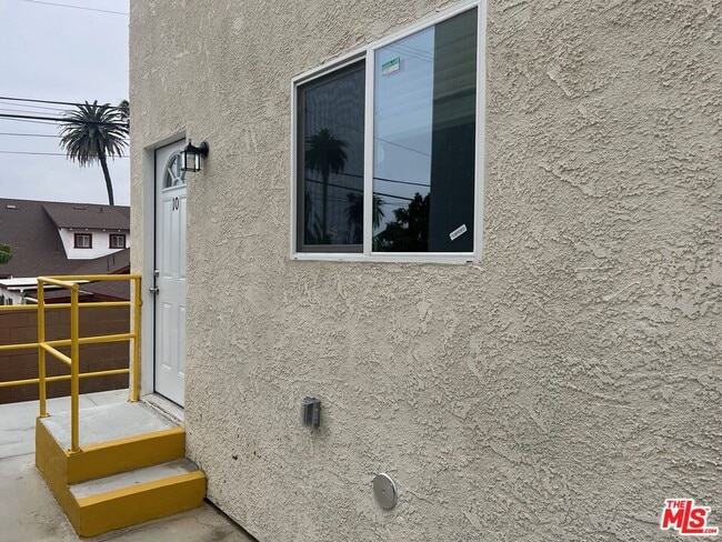 Building Photo - 233 Park View N St