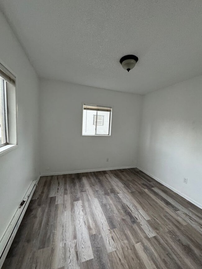 Building Photo - 115 SE Mosher Ave