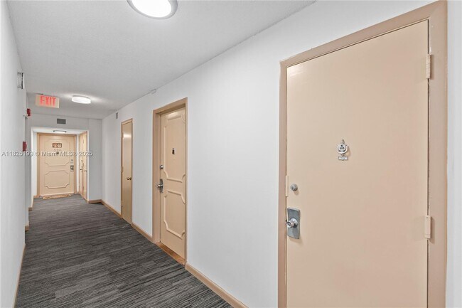 Building Photo - 1410 S Ocean Dr