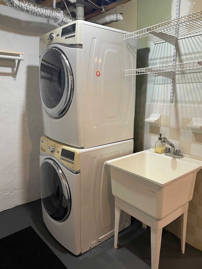 Building Photo - Spacious 3BR Townhome with Walkout Basement, Deck, Fenced Yard, Central A/C + Assigned Parking