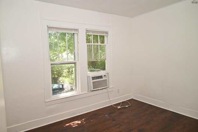Building Photo - 2122 Yale Ave