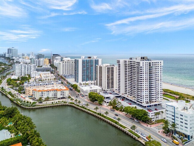 Building Photo - 2555 Collins Ave