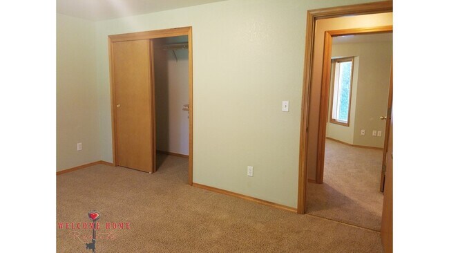 Building Photo - Wonderful rambler in amazing wooded commun...