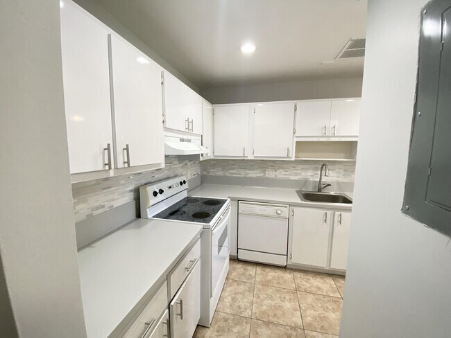 Building Photo - 1100 Boxwood Dr