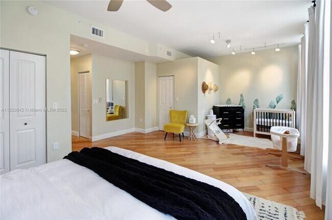 Building Photo - 520 SE 5 Ave