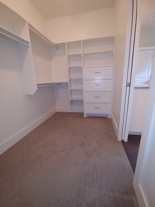 Building Photo - 5802 W Redbud St