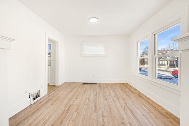 Building Photo - New 3 bedroom listing! RENT SPECIAL HALF OFF FIRST MONTH!