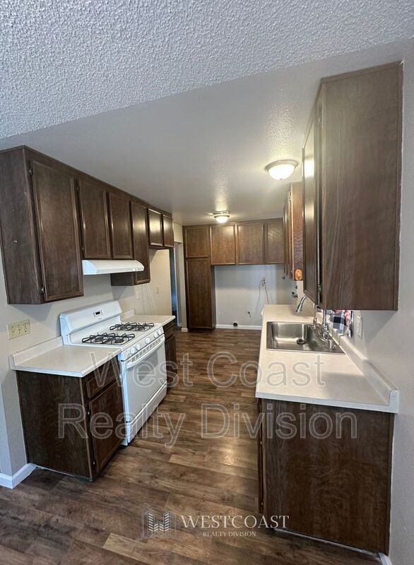 Building Photo - 627 Solano Dr