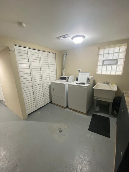 Building Photo - 2118 N Avers Ave