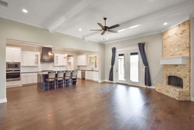 Building Photo - Stunning 4 Bed 2 Bath!
