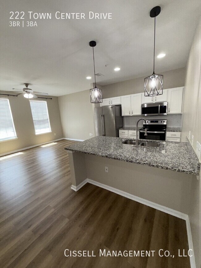 Building Photo - 222 Town Center Dr